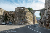 <center>Villefranche-sur-Mer. La Citadelle Saint-Elme</center> Le plan de l'édifice est un grand trapèze flanqué aux angles de bastions plus larges côté mer, l'ensemble du fort étant entouré d'un large fossé.