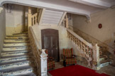 <center> La Bastide Marin </center> L’escalier monumental à sections carrées, à cage ouverte et à double révolution rampe sur rampe. Un décor de balustrades de section carrée, de colonnes à chapiteaux, de niches avec statues, en fait le principal ornement de la demeure.