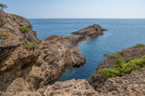 <center> L'ile Verte. Calanque d'Isserot.</center>  - Le Poudingue.
Au Crétacé supérieur (- 96 à - 65 millions d'années), un continent était au sud faisant face à la baie de La Ciotat qui était sous des eaux peu profondes et bordée de récifs.
Un torrent érodant ce continent, aujourd'hui disparu, a déposé dans cette baie pendant des années des sédiments qui se sont intercalés où se sont mélangés à d'autres (grès et conglomérats).
Ces dépôts ont alors formé le Poudingue.
Les mouvements de l'écorce terrestre (tectonique), puis l'érosion ont façonné au cours des temps géologiques ces dépôts pour donner le paysage remarquable que vous pouvez observer aujourd'hui.