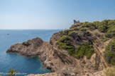 <center> L'ile Verte. Grande Calanque.</center> Nous nous trouvons  sur l'emplacement de la tour Géry. Le 3 septembre 1808, les Anglais entrent dans la rade de la Ciotat et débarquent sur l'île. Ils lancent alors une brève attaque contre la ville et sont finalement contraints à quitter les lieux.
Cet épisode suffit à démontrer la vulnérabilité du port. La décision d'installer des batteries côtières est prise.
La construction de la tour Modèle commence en 1811. Placée sur un mamelon, elle protège deux batteries. Bien qu'inachevés par manque de fonds, ces travaux inspirent l'inquiétude à l'ennemi.