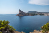 <center> L'ile Verte</center> Depuis la casemate, en regardant vers l'Ouest, une fenêtre s'ouvre sur un paysage géologique exceptionnel dont la couleur des roches interpelle l'observateur.
Pointe orientale du massif de Canaille, le Bec de l'aigle avec ses teintes ocre et pourpres, contraste avec le blanc étincelant de l'île de Riou.
Le Bec de l'aigle, au premier plan, tire son nom de son profil qui rappelle celui d'un rapace guettant sur son nid. 
Il est formé d'une roche très dure, siliceuse, sorte de conglomérat de galets roulés et entourés de grès : le poudingue. Il est le témoin figé de la présence d'un delta fossile au crétacé supérieur (- 96 à -65 millions d'années), à une époque géologique où le continent était au sud et la mer au nord.