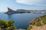 <center> L'ile Verte</center> L'île de Riou, visible au loin comme un vaisseau minéral en partance, appartient comme les calanques de Marseille à Cassis, à un autre faciès, une autre nature de roche : le calcaire dit « urgonien ».
Il s'est formé il y a 117 à 113 Millions d'années par la sédimentation d'organismes marins au fond d'une ancienne mer tropicale peu profonde