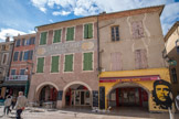 <center>Montélimar. </center> Place du marché. Ancienne place au blé, devenue ensuite place aux herbes, elle n'a conservé de l'Ancien Régime que quatre arcades du XVIe siècle.