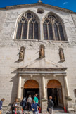 <center>Montélimar. </center> Collégiale Sainte-Croix. Les vestiges découverts au cours des fouilles en 1975/77, permettent de penser que sur le site actuel de la collégiale Sainte-Croix, s’élevait, en bordure du forum, une basilique civile. Voici comment se présentait la façade de la collégiale neuve au XVe : un grand portail jumelé, en double ogive gothique se dressait, encadrant un tympan sculpté. Ce portail ouvrait sur un narthex (porche) d’où l’on pénétrait dans la nef unique.