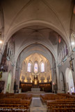 <center>Montélimar. </center> Collégiale Sainte-Croix. Le portail ouvrait sur un narthex (porche) d’où l’on pénétrait dans la nef unique, dont les hauts murs latéraux, étaient rythmés par des piliers à nervures multiples (tels ceux du chœur actuel) qui divisaient le vaisseau en trois travées. La travée du chœur et l’abside en sont les seuls témoins aujourd’hui. Le culte catholique est rétabli en 1802 par deux montiliens, prêtres de l’ordre des Chartreux les frères Régis et Xavier Carillan. En 1818 les Carillan font couvrir la nef de voûtes entre les arcs doubleaux déjà en place.