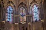 <center>Montélimar. </center> Collégiale Sainte-Croix. En 1997, la « Sainte Croix de la Vie ordinaire », est suspendue sous l’arc de l’abside, elle est une œuvre peinte du Père Jan Haen (Amsterdam). En 2015, la Croix de la Vie ordinaire est remplacée par une Croix de Gloire et un ambon fixe est placé dans le chœur, l’une et l’autre sont l’œuvre de Jean-François Ferraton (Lyon).