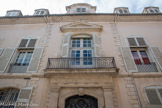 <center>Montélimar. </center> Hôtel de LA BAUME DUPUY-MONTBRUN. Le corps principal du logis, partie la plus ancienne, est prolongé par une aile sous terrasse et surmonté d'un toit terrasse mansardé. Composé d'un escalier d'honneur et de vastes salons, l'hôtel est classé à l'Inventaire des Monuments Historiques en 1989.
Il a accueilli quelques personnages célèbres : l'ambassadeur de Perse lors de son passage vers Paris en 1713, le comte de SAXE de LUSACE en 1715.
Le cardinal de BERNIS y séjourna de novembre 1761 à mai 1762, dictant à sa nièce, la marquise DUPUY-MONTBRUN, ses mémoires et ses lettres à VOLTAIRE. En 1801, il accueillit la première sous-préfecture de Montélimar.
L'hôtel fut acquis par le marquis DUPUY- MONTBRUN, seigneur de Rochefort, en 1756 et fut habité par la famille DUPUY-MONTBRUN jusqu'en 1871, date à laquelle il devint propriété de ses descendants, la famille de LA BAUME DUPUY-MONTBRUN qui y organisa de nombreux tournois d'escrime accompagnés de concerts à la fin du XIXème siècle.