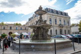 <center>Montélimar. </center> Fontaine de la place Loubet. Derrière, le palais de justice.