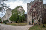 <center>Montélimar. Le château des Adhémar. </center> Enceinte urbaine 16ème siècle.
La porte dite du « secours » a été percée au Moyen Age dans le mur d’enceinte de la ville.
Le dispositif du pont-levis date de la fin du l6ème siècle. Entre la fin du l6ème siècle et le début du 17ème siècle des fortifications furent élevées autour de l’ensemble castral : murailles urbaines, bastions modernes se dissimulent dans les propriétés privées de la partie la plus élevée de l’agglomération de Montélimar.
Lors des guerres de Religion, la ville subit un premier siège en 1570. En 1585, le duc de Lesdiguières s’empare de la ville, la garnison catholique retirée dans les châteaux doit capituler. La construction d’une nouvelle fortification fut décidée, Montélimar devint une place forte aux mains des protestants.