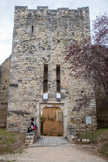 <center>Montélimar. Le château des Adhémar. </center> La porte dite du « secours » a été percée au Moyen Age dans le mur d’enceinte de la ville.
Le dispositif du pont-levis date de la fin du 16ème siècle.