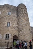 <center>Montélimar. Le château des Adhémar. </center> Donjon et tourelle d’escalier.
Sur cette tour de défense du château prenaient appui les hautes murailles de l'enceinte du 12ème siècle et le chemin de ronde dominant la ville et les alentours.
La salle du rez-de-chaussée, servant actuellement d'accueil, pouvait être une remise ou une écurie.