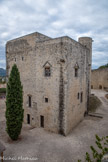 <center>Montélimar. Le château des Adhémar. </center> Vue du chemin de ronde. Logis seigneurial. Bâti au 12e siècle par Géraud Adhémar, ce corps de logis au décor prestigieux s'élève sur deux niveaux au milieu d'une cour. Au sud-est, une aile est bâtie contre le logis au 13e siècle. Elle comprenait une cuisine avec cheminée et à l'étage supérieur une chambre et des latrines.