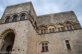 <center>Montélimar. Le château des Adhémar. </center> L’enfilade des neufs fenêtres en plein cintre de l’étage supérieur offre à l’amateur d’art un décor riche et varié. Ces fenêtres sont ornées d’une archivolte constituée de claveaux bicolores retombant sur des colonnettes alternativement 