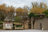 <center>Caderousse.</center> restes des remparts du XIVe, avec le lavoir. L’ouvrage a été construit en pierres dures de Courthézon sur une hauteur de 5 mètres et 1,50 mètre de largeur sur la base. Le premier seigneur de Caderousse fut Ripert de Cadarossa (de Caderousse). Puis sur les 33 co-seigneurs ayant participé à la vie de la commune, deux furent illustres : Les maisons d’Ancezune et Reynnaudi. Quant aux Gramont, ils furent les descendants au 5e degré de la famille d’Ancezune.