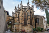 <center>Caderousse.</center> Eglise Saint Michel. A gauche, les contreforts gothiques de la chapelle d'Ancézune. L’abside de cette chapelle, enrobée dans la sacristie moderne, s’avance sensiblement plus que celle de l’Église. Sur les contreforts apparaissent des écus mutilés qui sont terminés par des pinacles en forme de toit aigu, ils correspondent aux retombées des voûtes. Deux arcs-boutants s’appuient sur le château des d’Ancezune, ils enjambent la rue et contribuent à neutraliser la poussée de la voûte. Au fond, deux arcs-boutants de la seconde chapelle des Syndics.