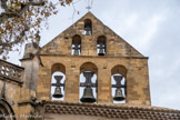 <center>Caderousse.</center> Eglise Saint Michel. Le clocher à arcade. Sa construction  date de 1404. Reconstruit entre 1509 et 1511, il s’élève au-dessus de l’arc du chœur, il comprend six baies réparties sur trois étages. Ces baies sont dotées de cloches de taille et de sons différents.