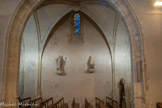 <center>Caderousse.</center> Eglise Saint Michel. La chapelle du Prieur a une croisée d’ogives avec au sommet des armoiries avec fleur de lis. La Chapelle est dédiée à Saint-Eloi.