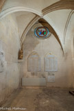 <center>Caderousse.</center> Eglise Saint Michel. La chapelle du curé André Fayssat. C’est en 1489, le 8 novembre que ce prêtre de Caderousse, fit élever cette chapelle pour y être enseveli. Elle est dédiée à Notre-Dame-de-Consolation et aux Saints Blaise et Maximin. En 1931, elle était appelée Chapelle de Sainte-Anne et on y célébrait des offices pour la communauté de l’Abbé Fayssat. Elle ne possède qu’une travée d’ogives.