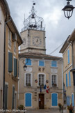 <center>Caderousse.</center> Hôtel de ville. Sur son fronton est écrit en latin : bâtiment public consulaire reconstruit par souscription en l’an 1752 par Messieurs les consuls Joseph Berbiguier et Jérôme Raymon.