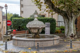 <center>Châteauneuf-du-Pape.</center> Comme tout village typiquement provençal, Châteauneuf du Pape dispose d'un point d'eau principal, la Grande Fontaine, où les hommes et animaux venaient se désaltérer et les lavandières se rencontrer autour du lavoir (1744) qui la jouxtait jusqu'en 1977, date de sa destruction.
La source qui alimente cette fontaine est située à plusieurs kilomètres de là, à la sortie du village, au lieu-dit du Grand Pierre.
La Grande Fontaine de Châteauneuf du Pape est mentionnée pour la première fois dans un document de 1635, mais sa construction est certainement plus ancienne. Elle fait partie de ces fontaines dites “de prestige