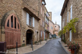 <center>Châteauneuf-du-Pape.</center> Rue Porte Rouge.
Même si l’imaginaire populaire laisse à penser que cette rue doit son nom au sang versé lors des massacres de la Révolution, il n’en est pas réellement ainsi.
Cette rue doit son nom à la Porte Nord de l’ancien rempart, aujourd'hui encore existante. En effet, la “Porte Ourouse