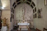 <center>Châteauneuf-du-Pape.</center> L'église Notre Dame de l'Assomption. Les chapelles latérales sont dédiées respectivement à la Vierge Marie et à Joseph. La Vierge, entourée de l'arbre de Jessé et surmontée de Dieu le Père.