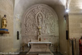 <center>Châteauneuf-du-Pape.</center> L'église Notre Dame de l'Assomption. Les chapelles latérales sont dédiées respectivement à la Vierge Marie et à Joseph. St Joseph entoiré par St Marc et Pierre de Luxembourg.