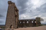 <center>Châteauneuf-du-Pape.</center> Le château. Le château est composé d'un important corps de logis, de quatre tours et de trois grandes salles; la salle basse ou Cellier pontifical destiné à stocker aliments, matériel et armes, la grande salle au premier étage, lieu des festivités de l'époque et la salle du deuxième étage qui devait constituer les appartements du pape. Un jardin d'agrément est aménagé autour du château, ainsi qu'un parc d'environ 10 hectares où sont cultivés des vignes, des oliviers et des arbres fruitiers.