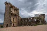 <center>Châteauneuf-du-Pape.</center> Le château. Après le départ des papes, le château n'est plus entretenu. Lors des guerres de religion, il est pillé et incendié. A la révolution, le château est vendu comme bien national. Des habitants du village se regroupent pour l'acheter. En 1892, le château est classé comme monument historique. Les premiers travaux de restauration débutent en 1906. Lors de la seconde guerre mondiale, le château est utilisé comme poste d'observation par les troupes allemandes et des explosifs y sont entreposés. Menacés par l'arrivée des Américains, le 20 août 1944, les troupes allemandes dynamitent le donjon, détruisant ainsi toute la partie Nord du château.